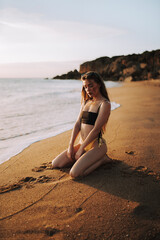 Chica en la playa luciendo bikini o traje de baño en verano