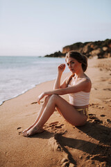 Fototapeta na wymiar Chica en la playa luciendo bikini o traje de baño en verano