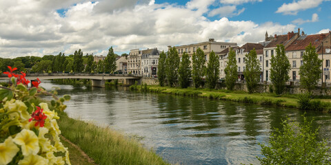 view of the banks of the Seine in the city of Melun - obrazy, fototapety, plakaty