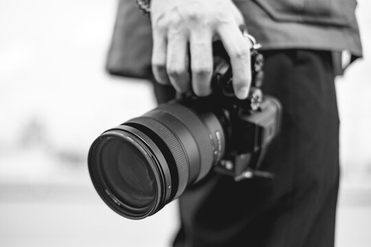 カメラを持つ写真家