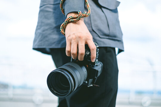 カメラを持つ写真家