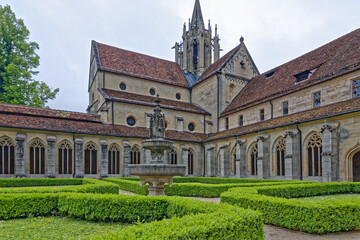 Klostergarten mit Kirche