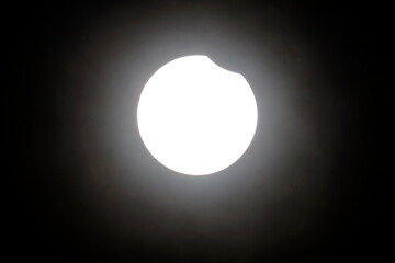 Fototapeta na wymiar Ringförmige partielle Sonnenfinsternis ( Anfang ) am 10.06.2021 in der Nähe von Leipzig.