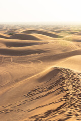 Wüste in der Nähe von Dubai mit Spuren