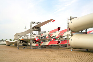 Rotorblätter eines Herstellers für Windkraftanlagen auf einem Lagerplatz im Norden von Magdeburg