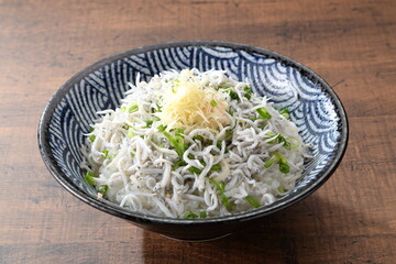 テーブルのしらす丼