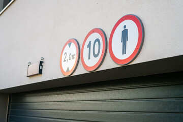 Znaki nad garażem, ograniczenie prędkości, ograniczenie wysokości zakaz ruchu pieszych - obrazy, fototapety, plakaty