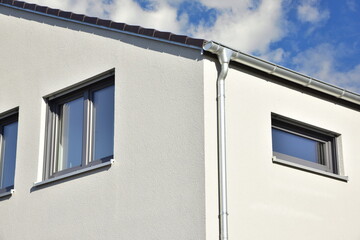 Fassade eines neu gebauten modernen Mehrfamilien-Wohnhauses