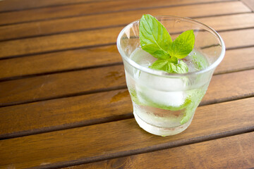 テーブルの上のハーブ水