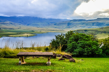 Obraz premium Drakensberg mountain escarpment and bell park dam around Cathkin park in Kwazulu natal South Africa