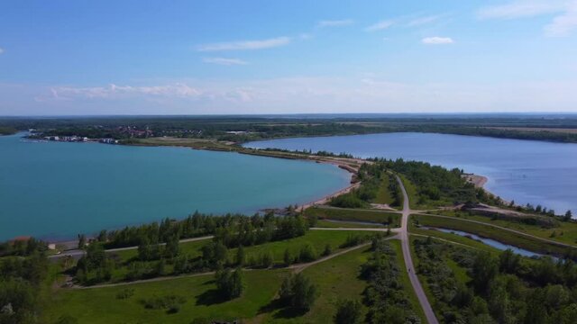 Panoramablick &uuml;ber zwei k&uuml;nstliche Seen bei Leipzig (Deutschland). Gr&uuml;ne Landzunge zwischen zwei ehemaligen Braunkohletagebauen, die in den letzten Jahren geflutet und renaturiert wurden.