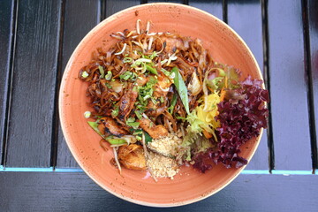 Leckerer Glasnudelsalat mit Chicken und Sojasprossen