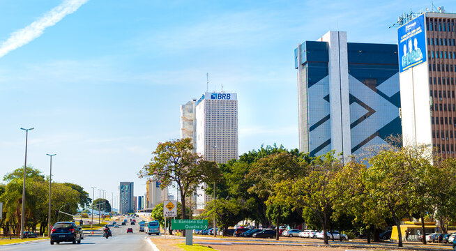 Edif&iacute;cios banc&aacute;rios no Setor Banc&aacute;rio Sul ( SBS ) na cidade de Bras&iacute;lia, capital do Brasil. Em destaque o edif&iacute;cio com a logo do Banco BRB. Bras&iacute;lia, Distrito Federal - Brasil. June, 18, 2021.