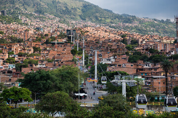 Naklejka premium Cable car route in Medellin, Colombia. View of many homes.