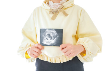 エコー画像を持つ若い妊婦の女性