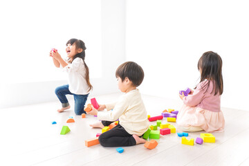 ブロックで遊ぶ子どもたち