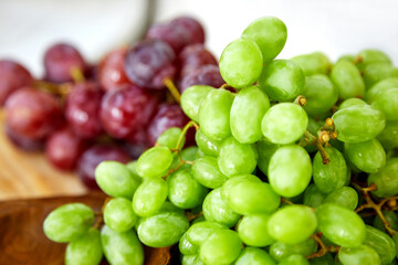 신선하고 맛있는 켐벨포도와 청포도