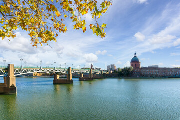 Obraz premium Saint-Pierre bridge reflecting in Garonne river and Dome de la Grave in Toulouse