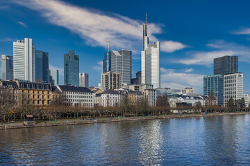 Fototapeta na wymiar Frankfurt Skyline - Wolkenkratzer am Mainufer