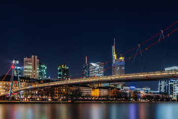 Fototapeta na wymiar Frankfurt Skyline - Wolkenkratzer am Abend