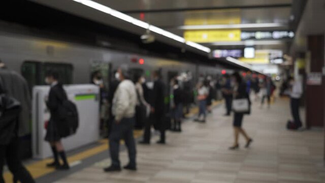 地下鉄。プラットフォームで電車を待ち。電車を降りる。電車に乗る。ぼやけた動画。日本の光景。