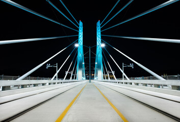Obraz premium Symmetrical bridge photo from the center of the Tilikum Crossing Bridge in Portland, Oregon which spans the Willamette River.