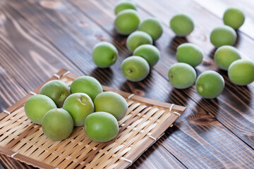 庭でとれた青梅をザルに乗せた様子