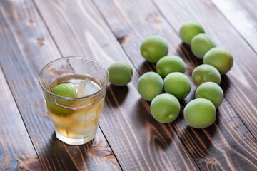 グラスに注いだ手作りの梅酒と青梅