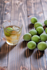 グラスに注いだ手作りの梅酒と青梅