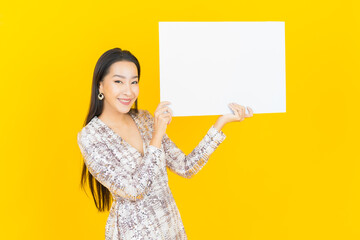 Fototapeta na wymiar Portrait beautiful young asian woman with empty white billboard