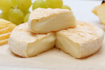 camembert cheese and crackers