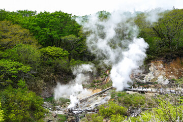 福島県・土湯温泉脇の噴気