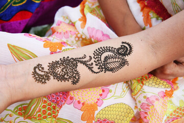 henna on hands