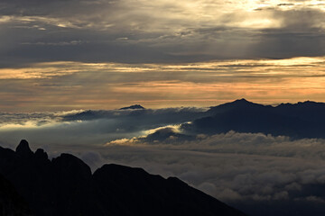 阿蘇山（高岳・中岳）登山「高岳山頂から望む雲海」