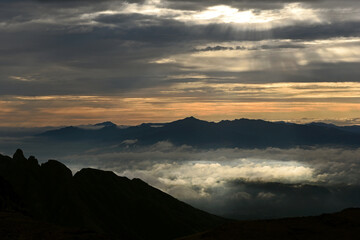 阿蘇山（高岳・中岳）登山「高岳山頂から望む雲海」