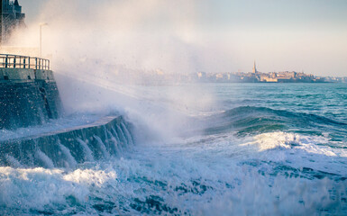 High tide and splashing wave in Saint Malo - obrazy, fototapety, plakaty