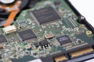 半導体が多数使用される電子機器のクローズアップ