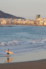 Surf y playa de Las Canteras en la ciudad de Las Palmas de Gran Canaria - obrazy, fototapety, plakaty