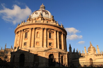 Fototapeta na wymiar Oxford library building sunny day