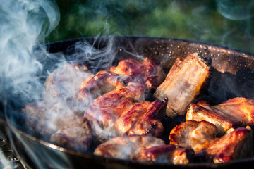 お肉を焼いている