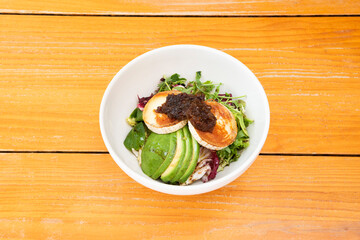 goat cheese salad with avocado, lettuce, arugula and caramelized onion