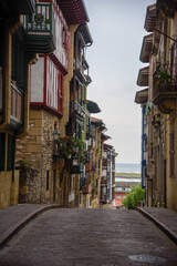 calle de la parte vieja de Hondarribia en el pais vasco. 