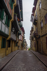 Fototapeta premium calle de la parte vieja de Hondarribia en el pais vasco. 