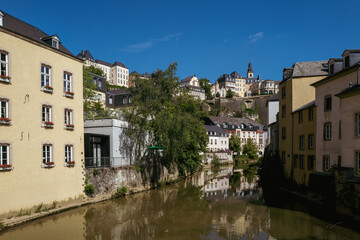 Fototapeta na wymiar Grund ist ein altes Stadtviertel von Luxemburg im Tal der Alzette.