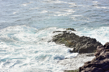 Fototapeta premium waves crashing on rocks