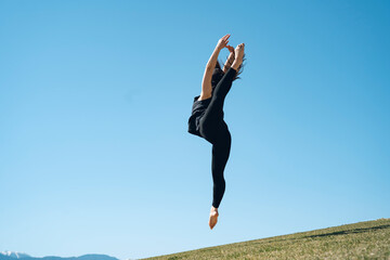 Fototapeta premium クラシックバレエ・ジャンプ・運動・スポーツ（地面・開脚） 