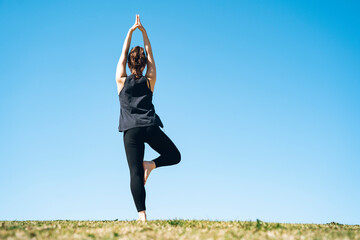 運動・スポーツ・ヨガ（木のポーズ）

