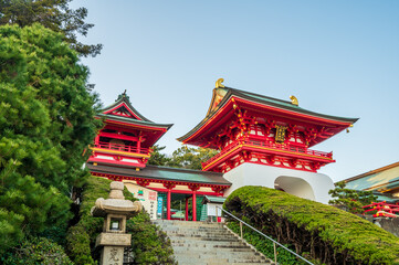 Fototapeta premium 春の青空の赤間神宮