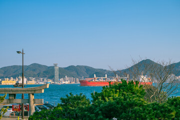 Fototapeta na wymiar 春の青空の赤間神宮から眺める門司港