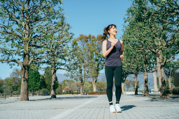 公園でトレーニングする女性
